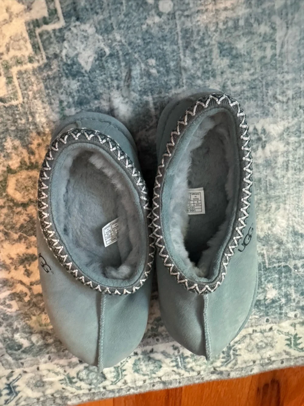 UGG woman’s Blue Slipper Shoes - Picture 3 of 8